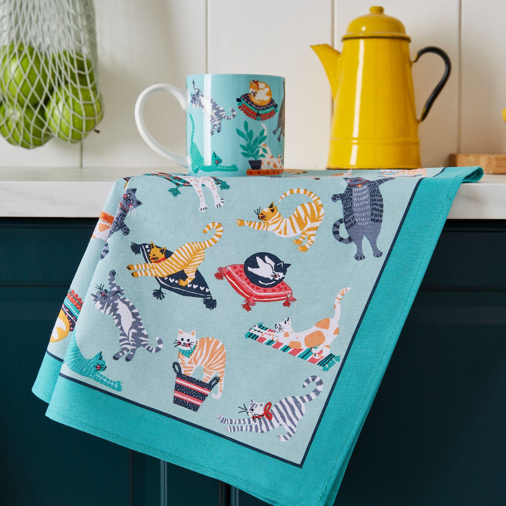 Ulster Weavers tea towel - Cats playing - Image 3