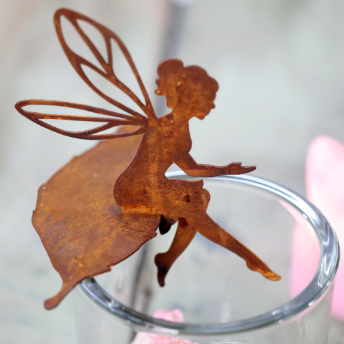 Danas Eisenfigur - Fee, sitzend auf einem Blatt