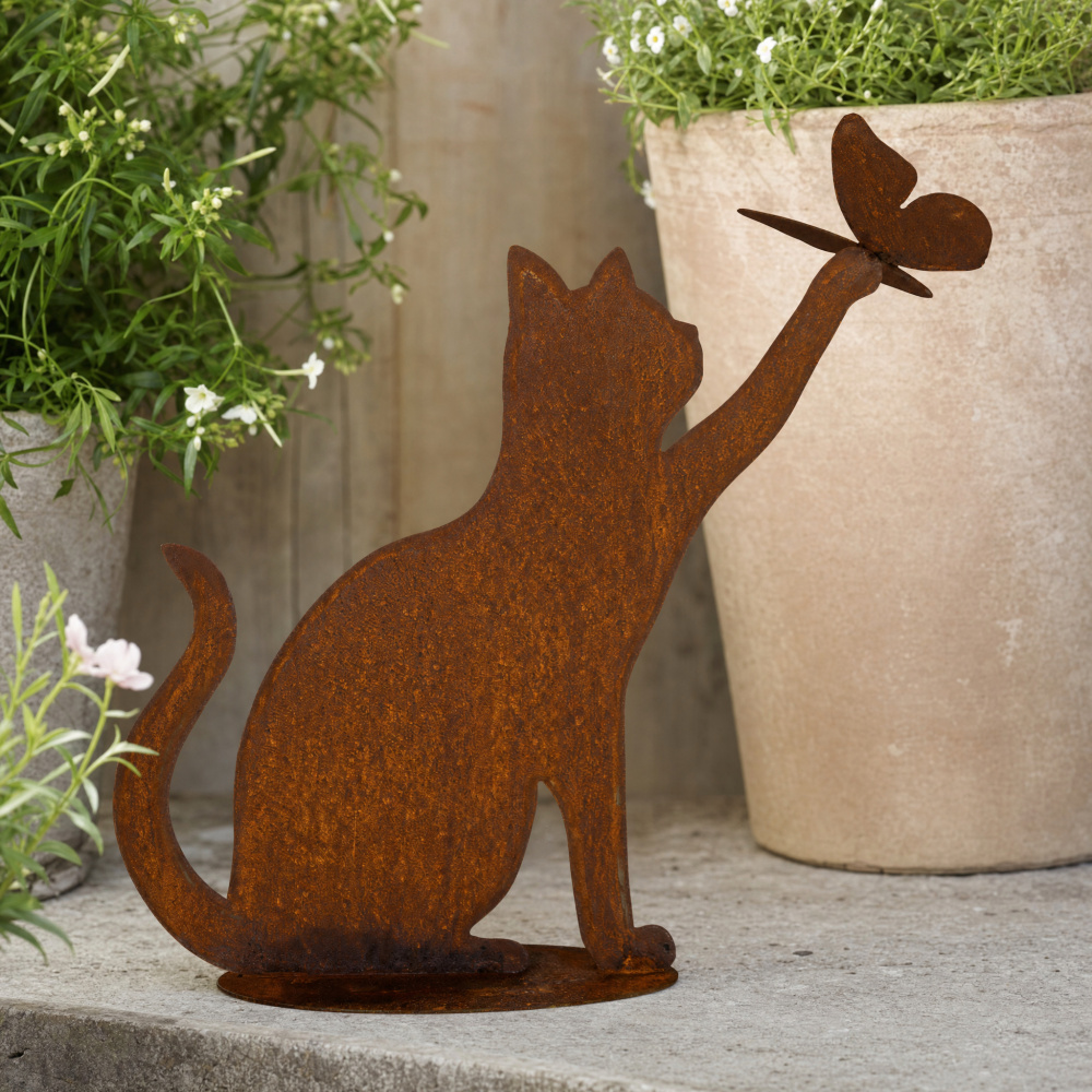 Danas Eisenfigur - Katze mit Schmetterling auf der Pfote