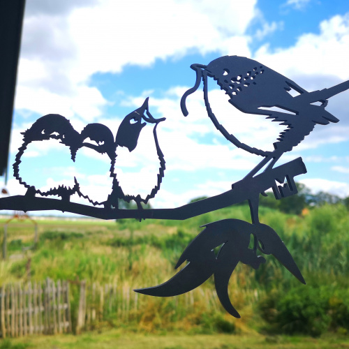 Metalbird oiseau en acier corten - troglodyte mignon avec oisillons