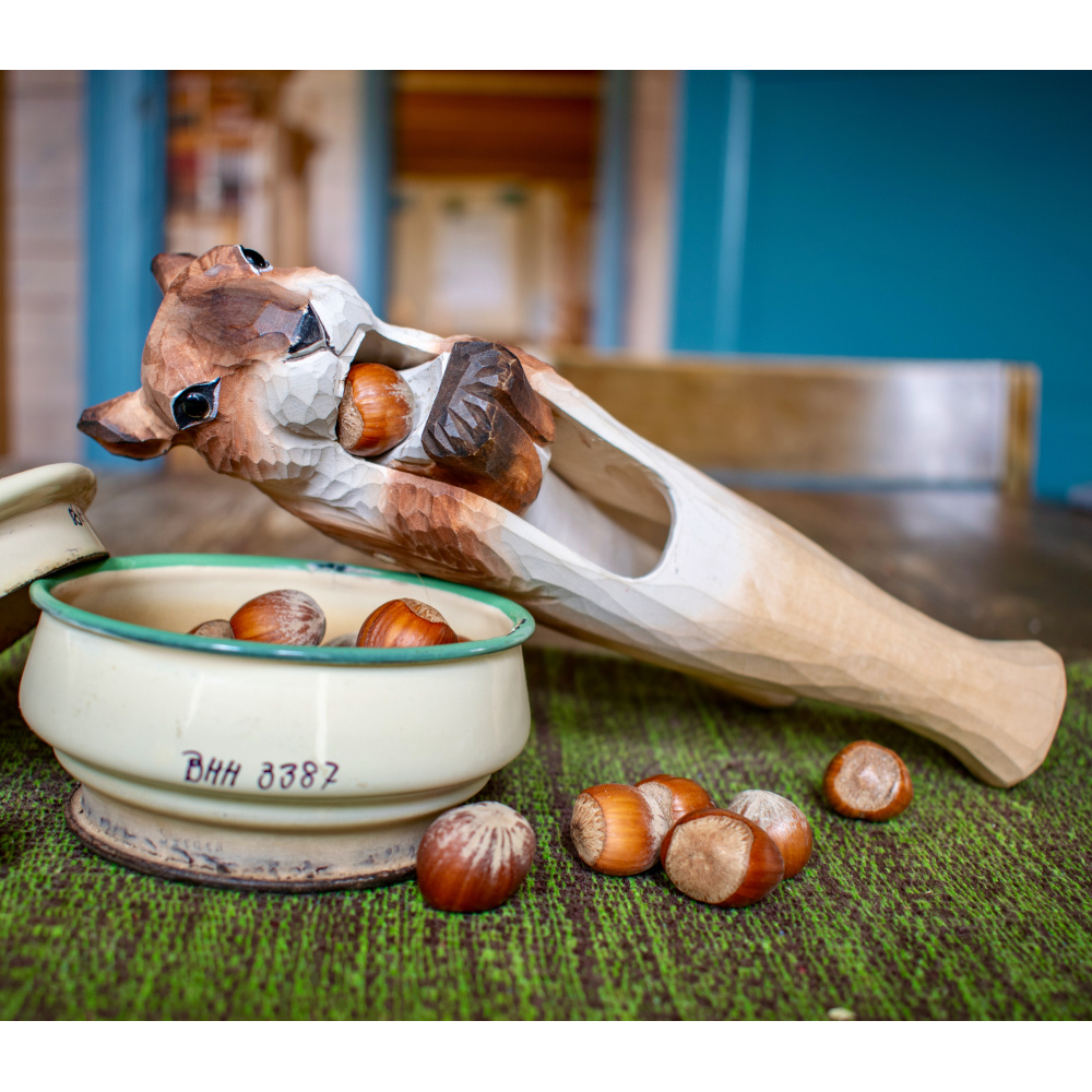 Wildlife Garden nutcracker with squirrel - Image 3